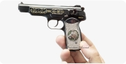 Автоматический пистолет Стечкина миниатюрная модель с бриллиантами в руке
