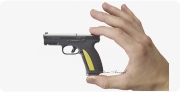 Миниатюрная копия пистолета Каракал F в руке